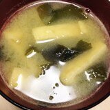 油揚げとわかめの味噌汁